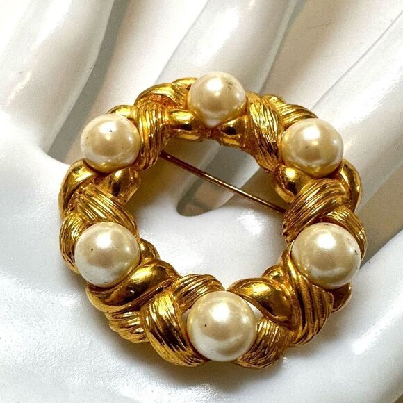 Gold tone faux pearl round brooch - Picture 4 of 4